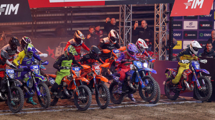 Osetite atmosferu sa beogradskog SuperEnduro spektakla: Publika uživala i pozdravila legendu Bolta (VIDEO)