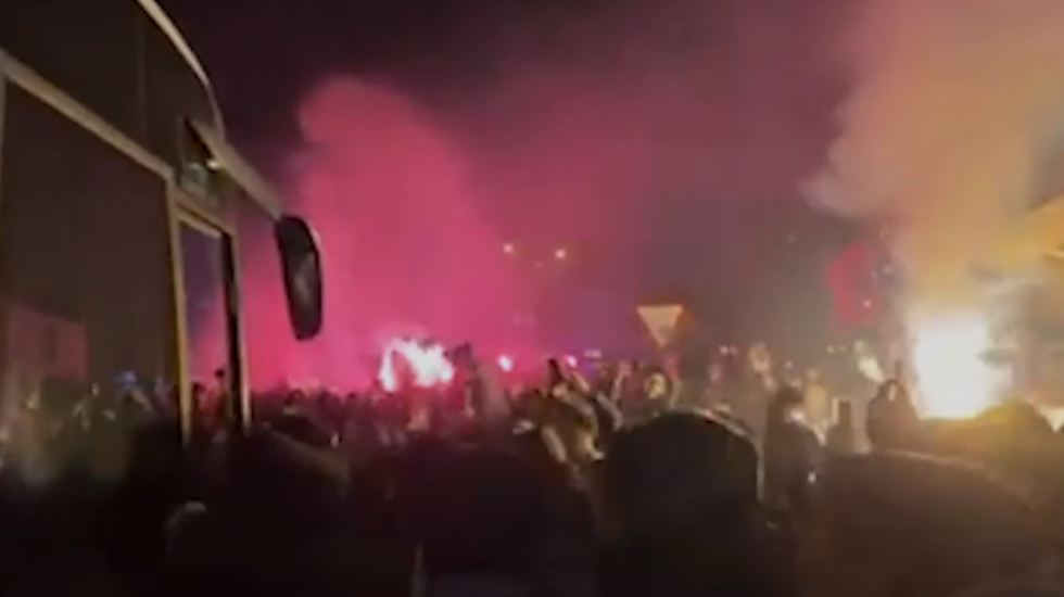 Ludnica u Novom Pazaru - Fudbaleri dočekani kao heroji: Baklje, vatromet, pesma... (VIDEO)