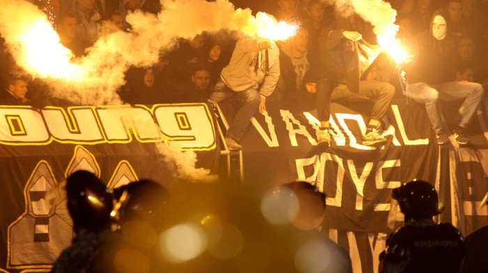 Brutalna tuča navijača Zvezde i Partizana pred derbi: Sevale štangle, isplivao strašan snimak (VIDEO)