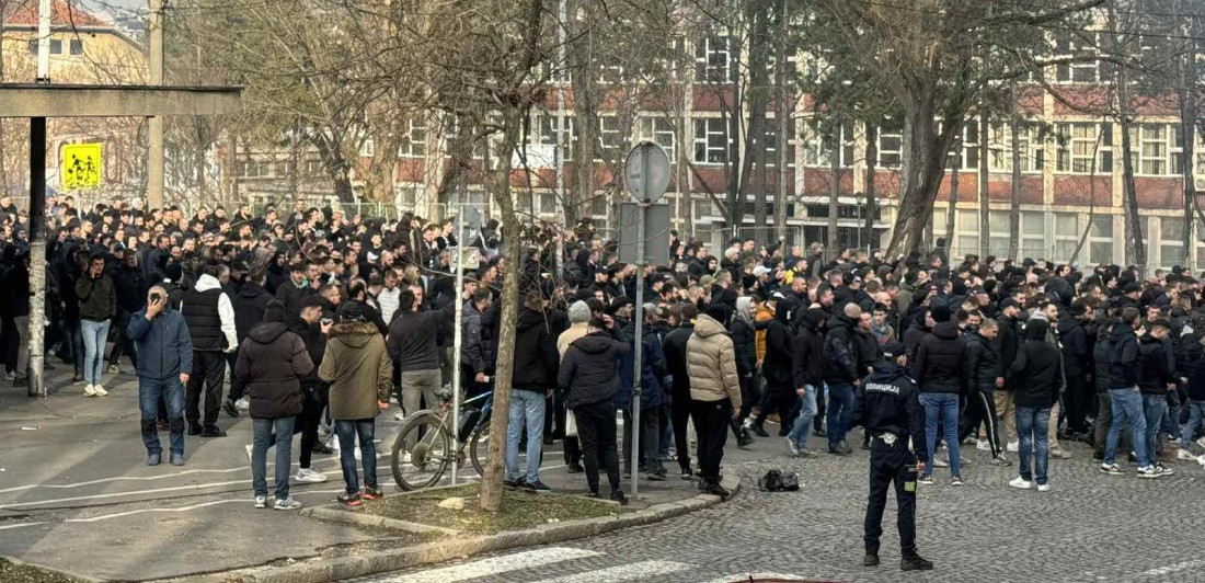 Ludnica pred derbi: Korteo "grobara" krenuo prema "Marakani" (VIDEO)