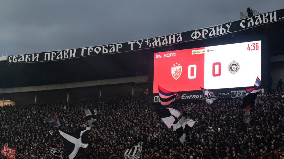 Obostrane provokacije: "Grobari" uništili semafor na "Marakani", Zvezdini navijači pominju Tuđmana (VIDEO)