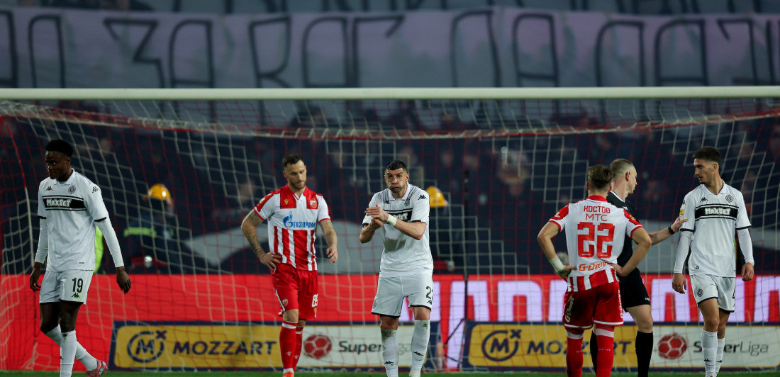 Rat transparentima: Navijači Zvezde prozvali "grobare", pa dobili odgovor (FOTO)