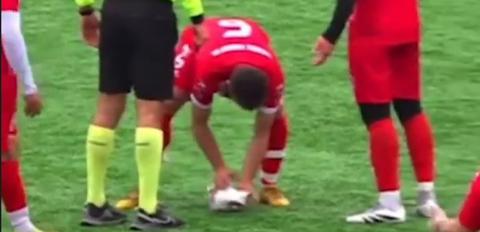 (VIDEO) Ovo nikada niste videli: Golman pogodio galeba, kapiten ga oživljavao nasred terena