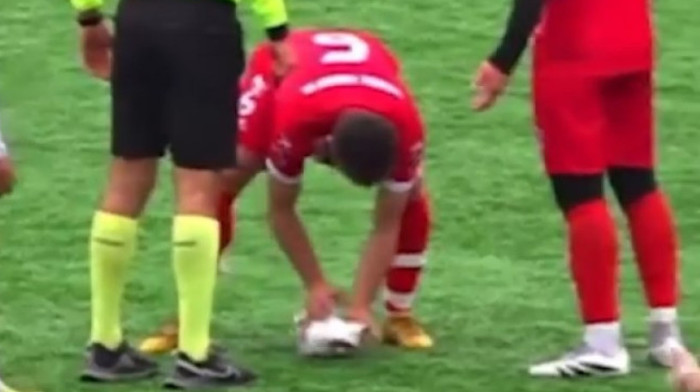 (VIDEO) Ovo nikada niste videli: Golman pogodio galeba, kapiten ga oživljavao nasred terena