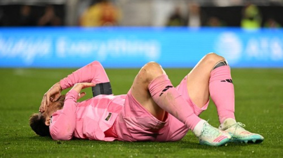 Skandal na terenu! Navijači uleteli na teren i srušili Mesija na zemlju (VIDEO)