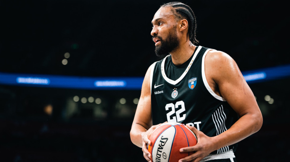 Navijači Partizana gledaju u šoku: Parker ne može da promaši! (VIDEO)