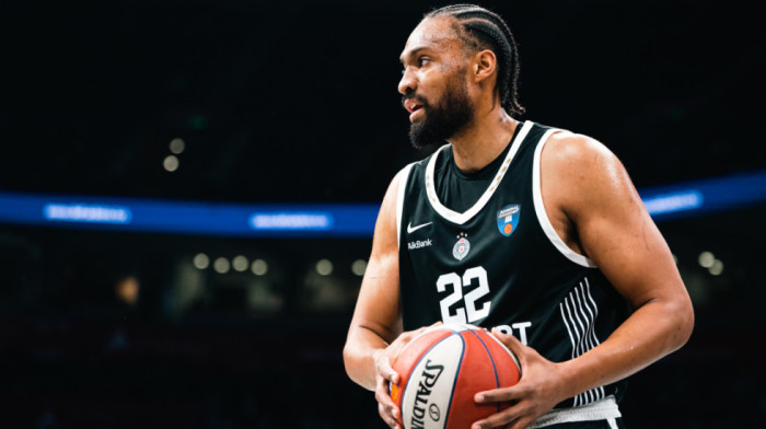 Navijači Partizana gledaju u šoku: Parker ne može da promaši! (VIDEO)