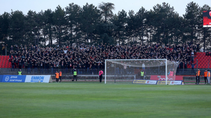 Kragujevac okupiran: Policija dopratila navijače Radničkog do stadiona (VIDEO)