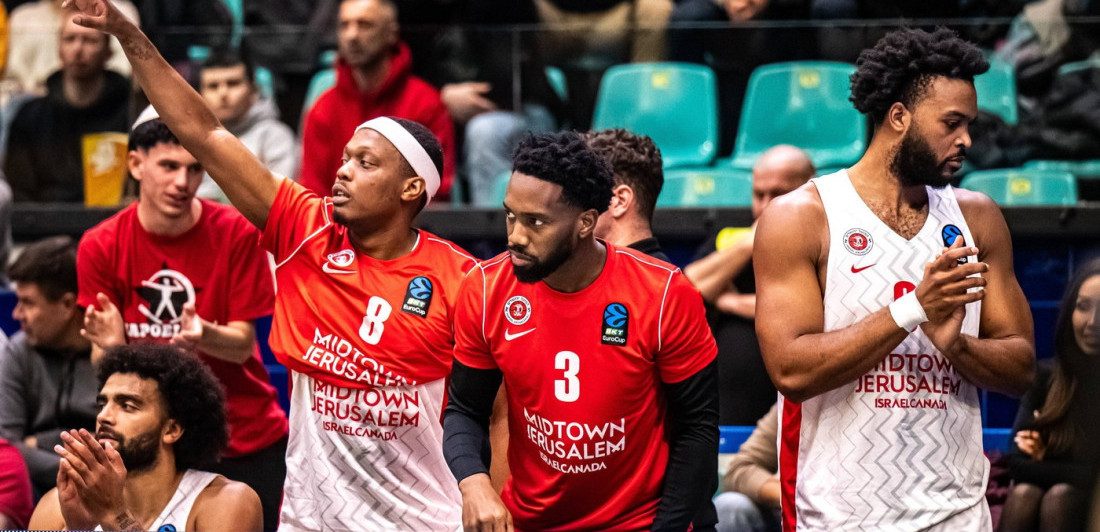 Uspešno evakuisani - Košarkaši Hapoela sleteli u Beograd