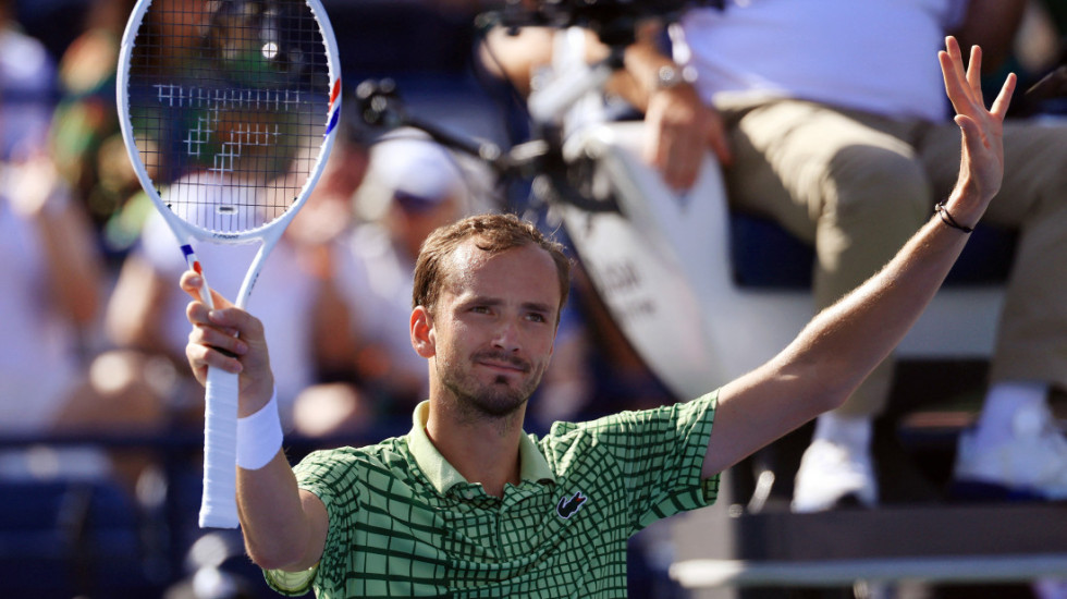 Crni Medvedev - Pobegao iz Dubaija, putovao 7 sati, vozač izgubio pasoš na parkingu...