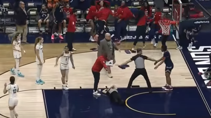 Opšta makljaža na Floridi: Čak osam igračica izbačeno, sudija završila na podu (VIDEO)