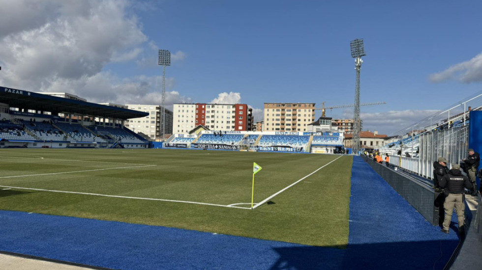 Pljušte uvrede u Pazaru: Vatreni doček za Crvenu zvezdu pred početak meča (VIDEO)