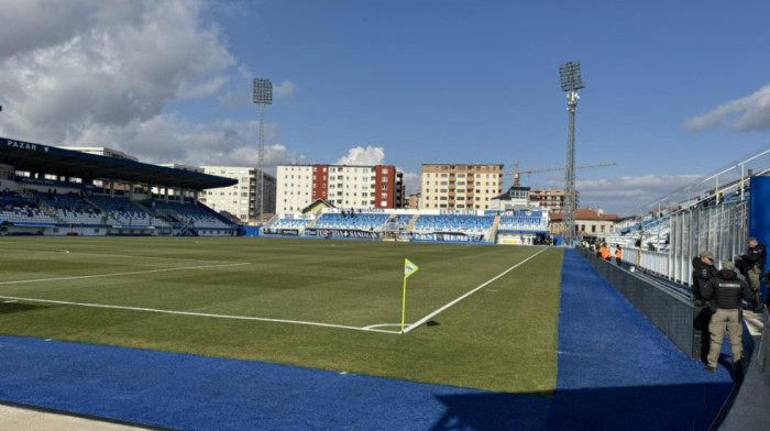 Pljušte uvrede u Pazaru: Vatreni doček za Crvenu zvezdu pred početak meča (VIDEO)