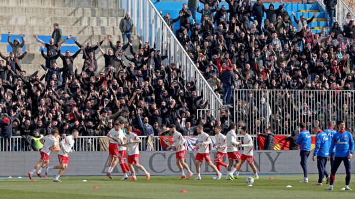 Haos u Novom Pazaru: Navijači Zvezde krenuli na zaštitnu ogradu, policija morala da reaguje