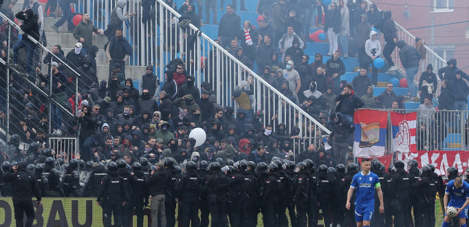 Novi sukob u Novom Pazaru! Zbog provokacija domaćih navijača nastao haos na meču sa Zvezdom (VIDEO)