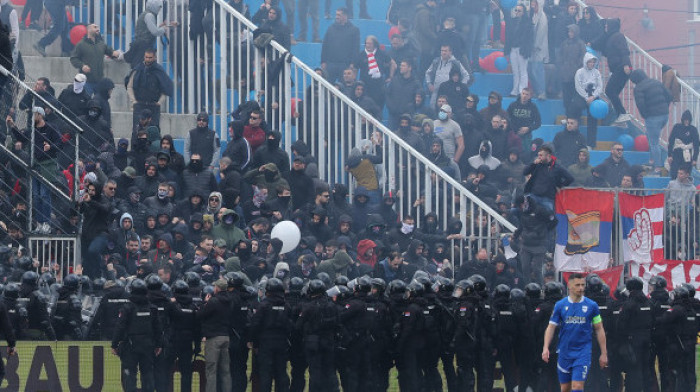 Novi sukob pristalica Zvezde i policije: Zbog provokacija domaćih navijača nastao haos u Novom Pazaru (VIDEO)