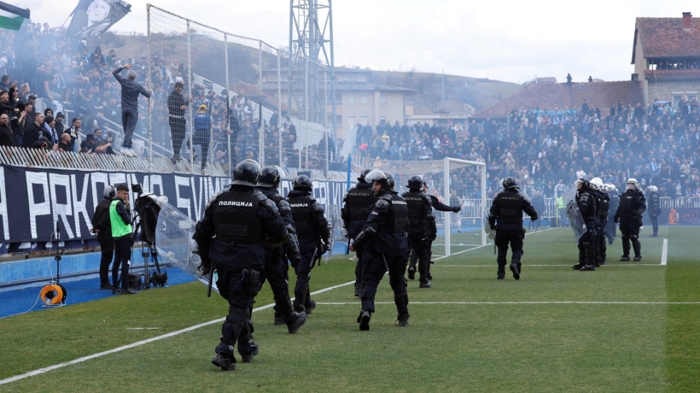 Skandal u Novom Pazaru: Prekid nakon provokacija domaćih, sukob navijača i policije (VIDEO)