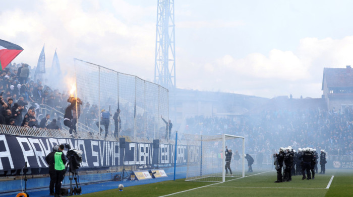 Sportinjo otkriva kako je došlo do haosa u Novom Pazaru: Gađali navijače Zvezde, baklje su bile svuda...