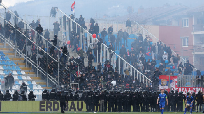 (VIDEO) Navijači Zvezde odlaze, a okolo kao da je ratno stanje - Pogledajte šok snimak iz Novog Pazara