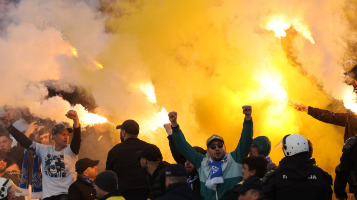 (VIDEO) Žestoka tuča u Novom Pazaru! Sulude scene, pobiše se ispred policije
