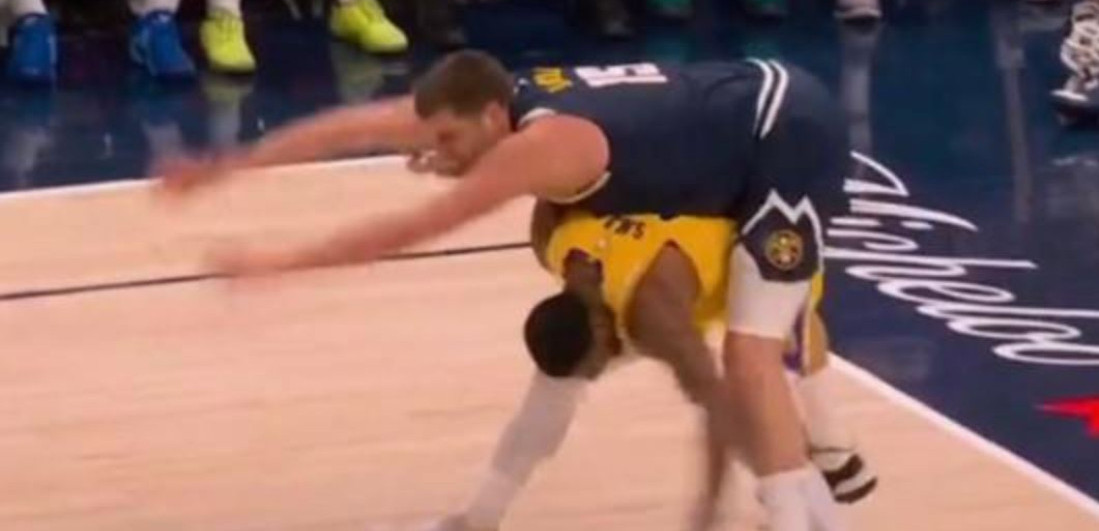 (VIDEO) Ljudi, ovo morate da vidite: Jokić "zajahao" košarkaša Lejkersa, internet gori zbog ove scene