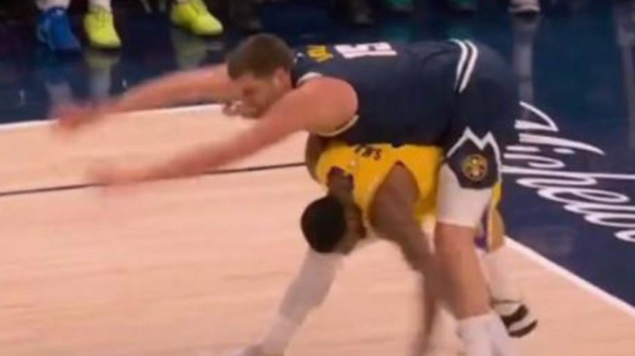 (VIDEO) Ljudi, ovo morate da vidite: Jokić "zajahao" košarkaša Lejkersa, internet gori zbog ove scene