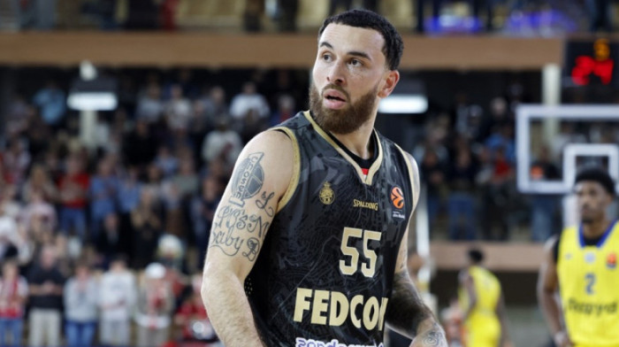 Juče hteo da bije saigrača, danas se izvinjava - Džejms promenio ploču