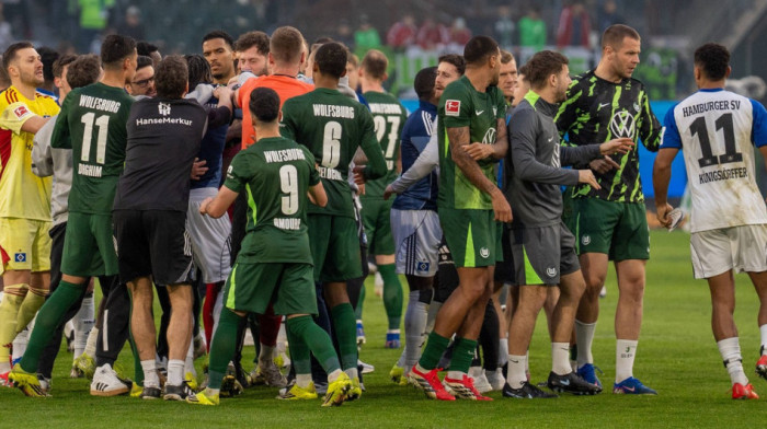 Haos u Bundesligi - Tuča fudbalera, divljanje navijača, tri penala... (VIDEO)