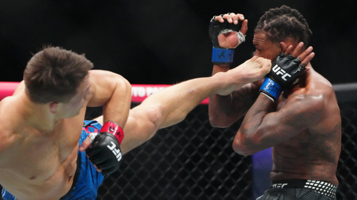 Auuu, strašan nokaut: Surovim udarcem ga poslao na patos (VIDEO)