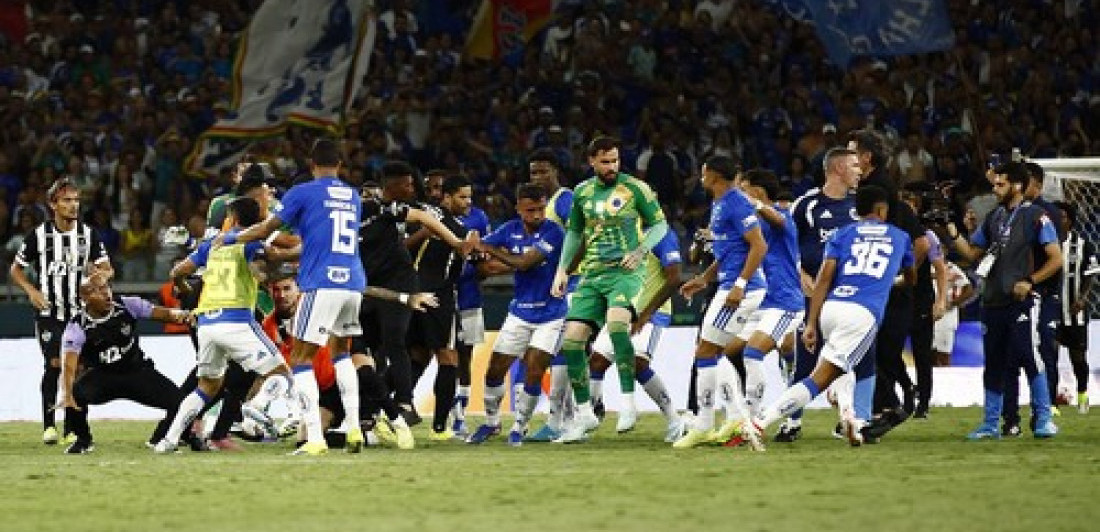 Brutalniju makljažu fudbalera niste videli: Sevale pesnice, karate potezi, igrači se jurili po terenu...