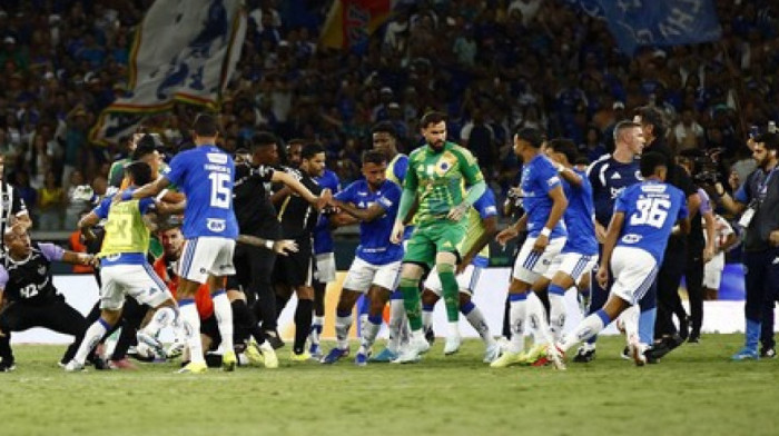 Brutalniju makljažu fudbalera niste videli: Sevale pesnice, karate potezi, igrači se jurili po terenu...