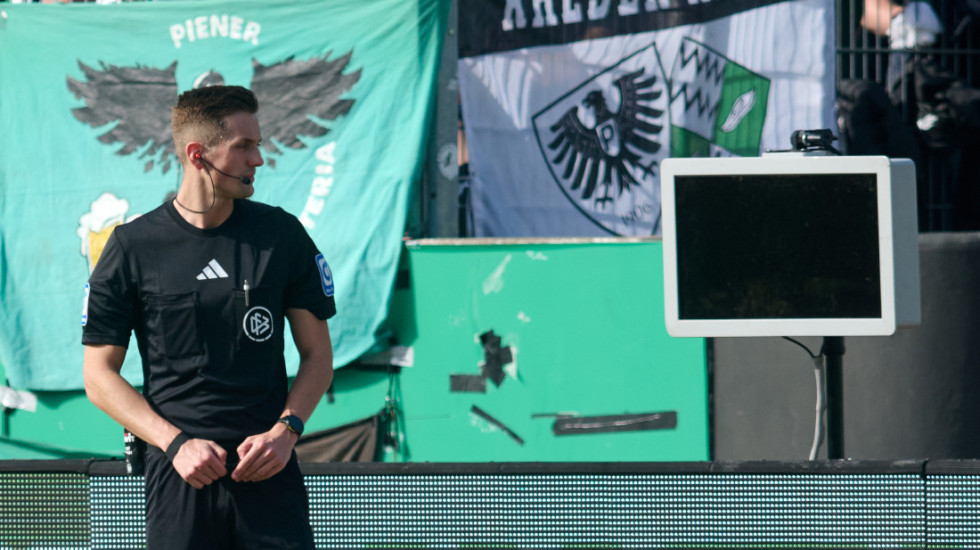 Urnebesna situacija u Cvajti: Navijači ukrali kabl i ugasili VAR (VIDEO)