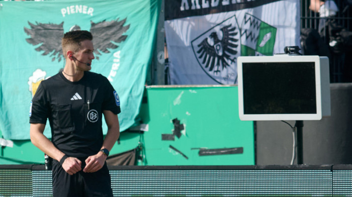 Urnebesna situacija u Cvajti: Navijači ukrali kabl i ugasili VAR (VIDEO)