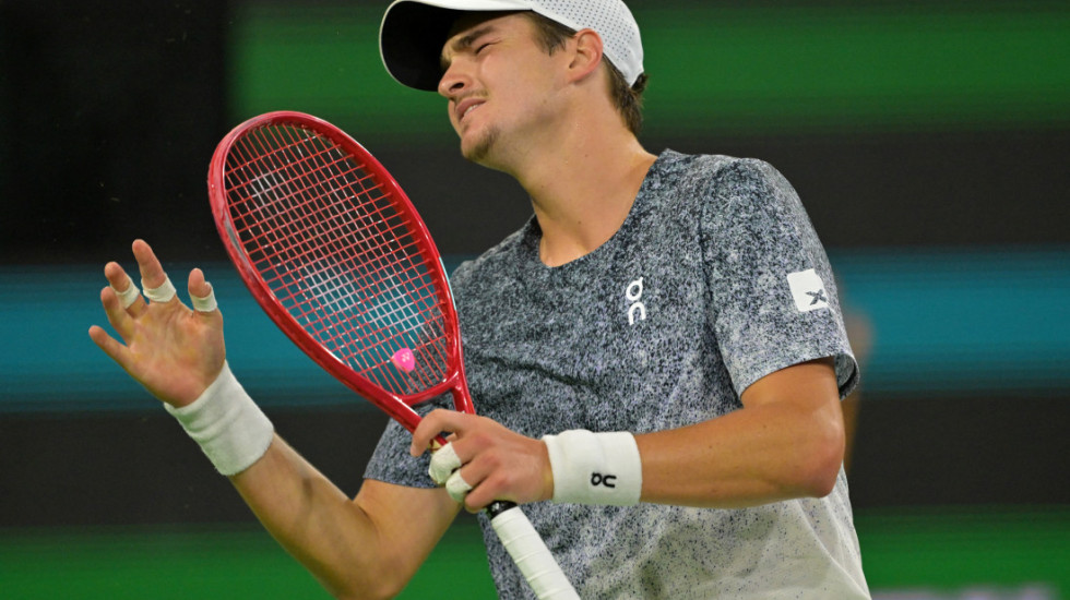 Puk'o mu film pa je puk'o i reket: Buduća zvezda tenisa besna na sebe (VIDEO)