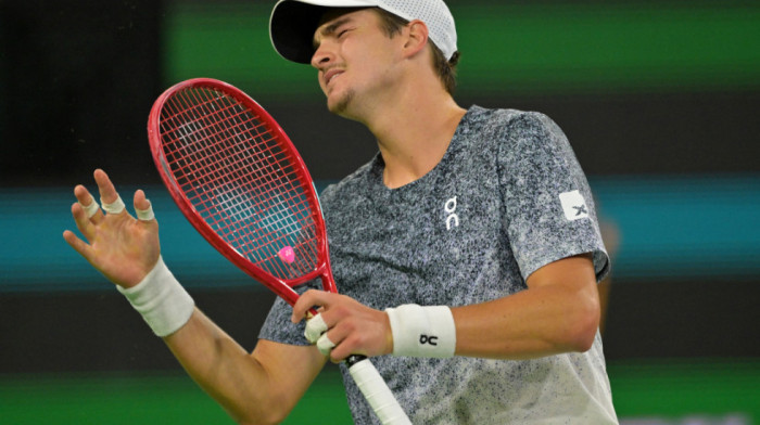 Puk'o mu film pa je puk'o i reket: Buduća zvezda tenisa besna na sebe (VIDEO)