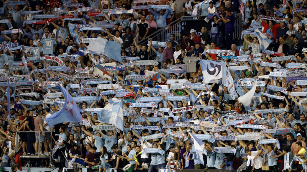 Masovna tuča navijača pred važnu utakmicu: Maskirani i naoružani motkama napravili haos (VIDEO)