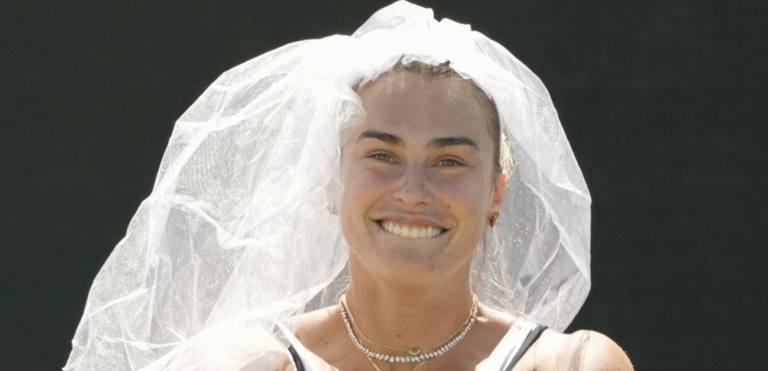 Auuu... Devojko, na šta ličiš? Čipkaste čarape, dekolte, bunda...