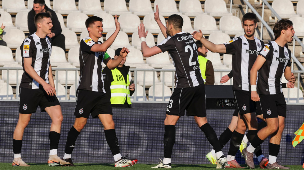 Partizan vodi i igra bolje nego pre - TSC se grčevito brani