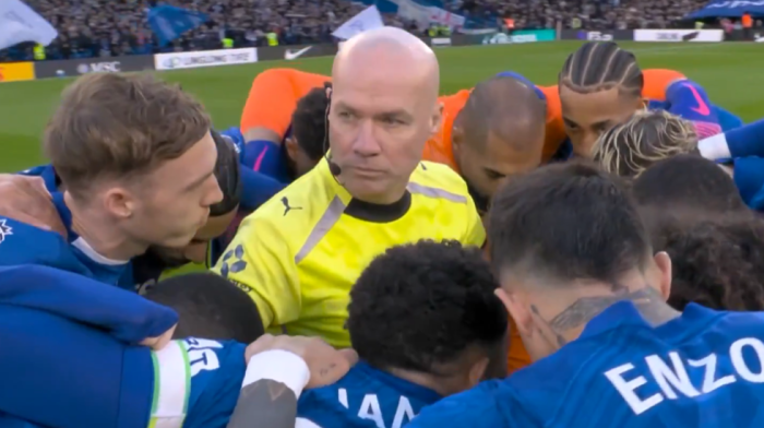 Komična scena u Londonu: Enco drži motivacioni govor saigračima, a sudija u centu kruga