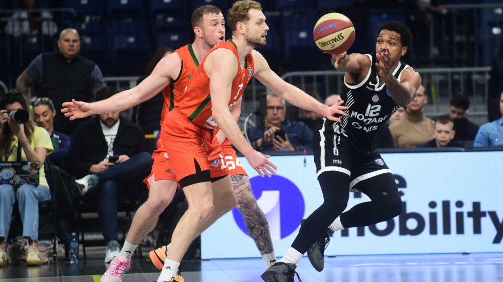 Partizan gubi zbog tehničkih grešaka - Penjaroja poludeo zbog sudija, Džekiri nezadovoljan