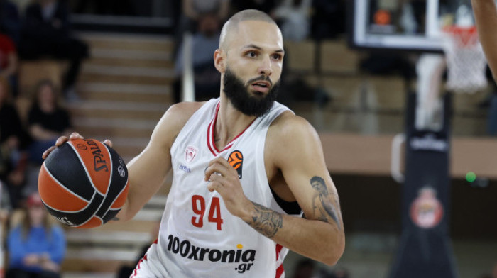 Haos u Grčkoj! Furnije nasrnuo na navijača, sudije ga momentalno isključile (VIDEO)