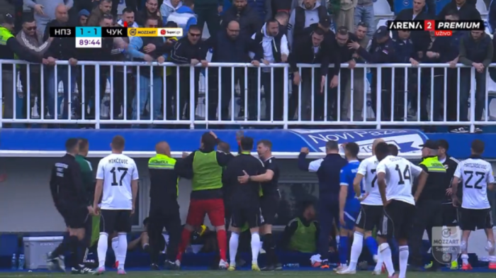 Stojković hteo da gađa navijače flašicom: Skandal u Novom Pazaru, prekinut Lalatov niz (FOTO)
