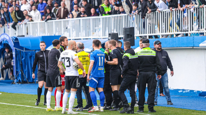 Stojković hteo da gađa navijače flašicom: Skandal u Novom Pazaru, prekinut Lalatov niz (FOTO)