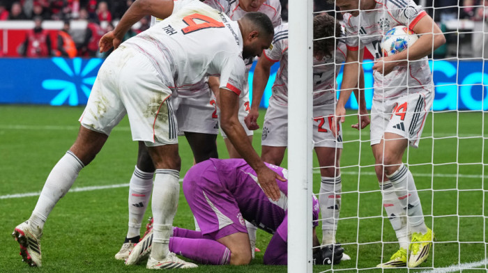 Kompani, šta sad? Bajernu povređeni svi golmani, među stative mora tinejdžer!