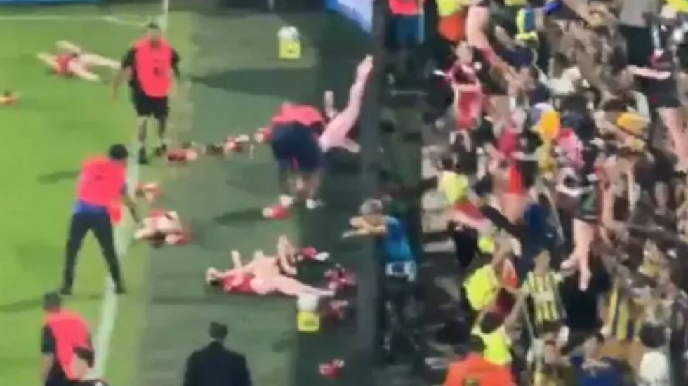 Neviđena prozivka! Argentinski navijači ubacivali seksi lutke na teren (VIDEO)