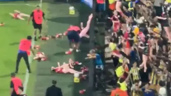 Neviđena prozivka! Argentinski navijači ubacivali seksi lutke na teren (VIDEO)