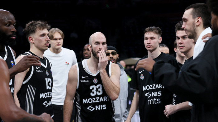 Mreže bruje o ovoj sceni: Kamera snimila šta se dešava na klupi Partizana (VIDEO)