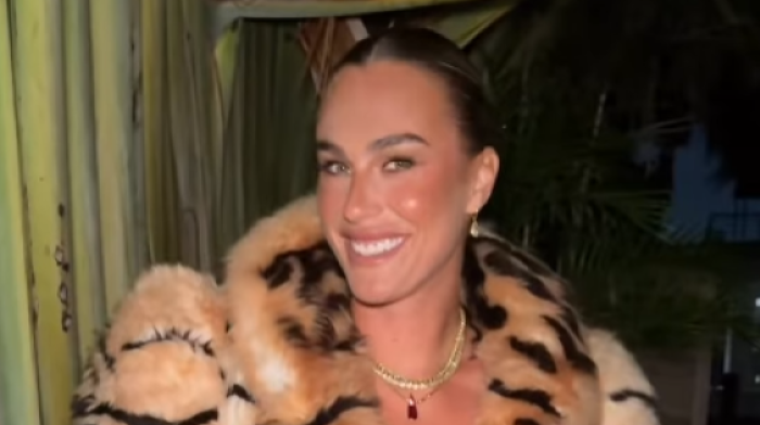 Auuu... Devojko, na šta ličiš? Čipkaste čarape, dekolte, bunda...