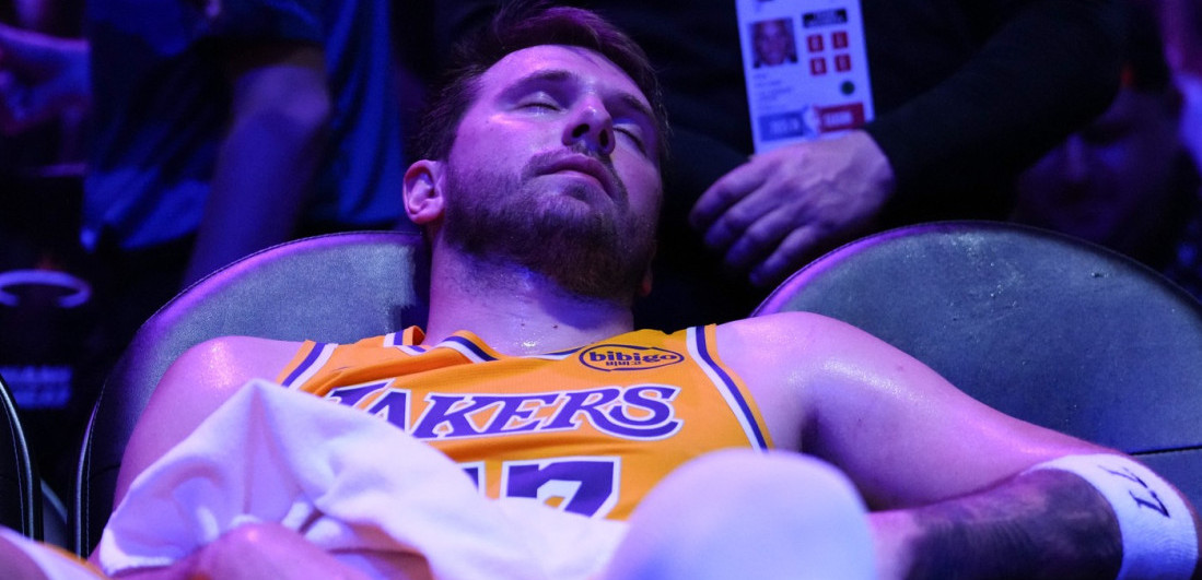 Dončić hit na društvenim mrežama - Odigrao istorijski meč, pa spavao na klupi (FOTO/VIDEO)