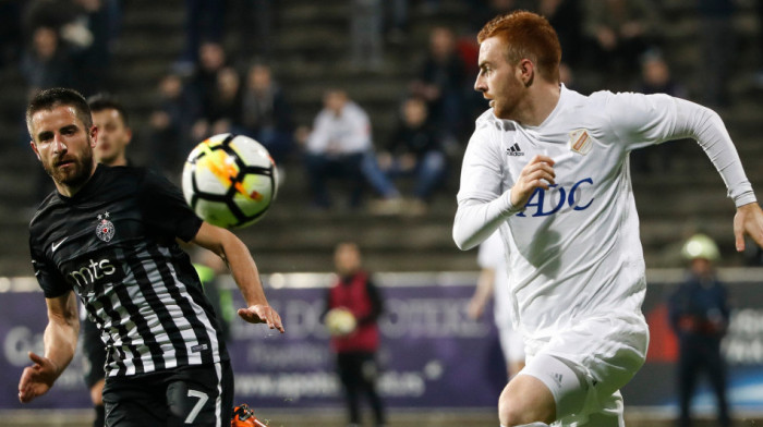 Bivši igrač Partizana doživeo potres mozga! Srbin nepomičan ležao na terenu, pa hitno prevezen u bolnicu